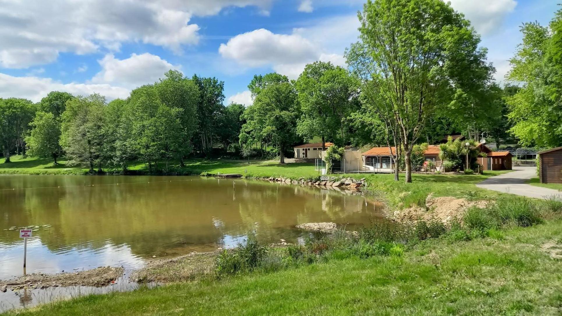 Chalet Simple Au Camping L'Etruyere Au Lac La Tardiere Zewnętrze zdjęcie